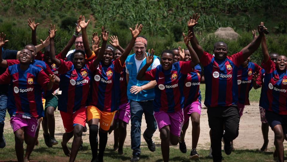 Alfonso Herrera acompaña a la Fundación FC Barcelona en una misión de apoyo a jóvenes refugiados en Uganda