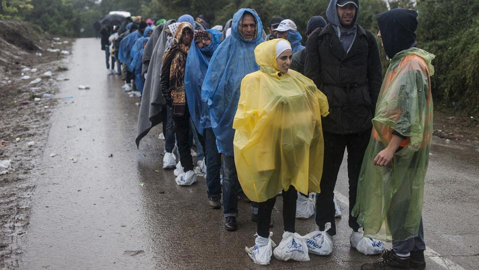 El mal tiempo no detiene el flujo de refugiados a Europa
