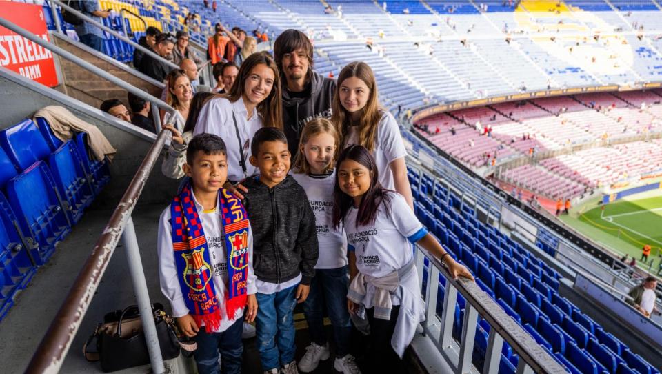 FC Barcelona y el cantante Danny Ocean con los refugiados en el Camp Nou