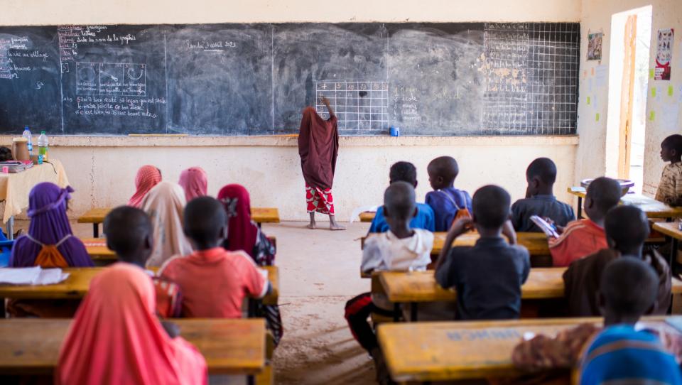 Casi la mitad de las niñas y niños refugiados siguen sin poder estudiar 