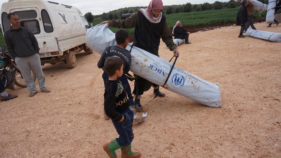 Un convoy de ACNUR con ayuda humanitaria llega a los desplazados en el norte de Siria