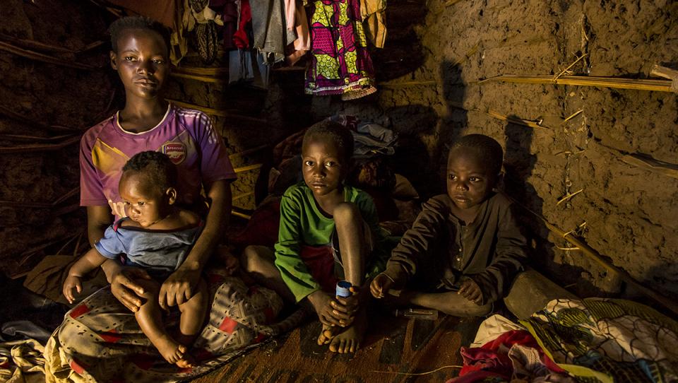 Lámparas solares alumbran el futuro de estudiantes refugiados en Uganda