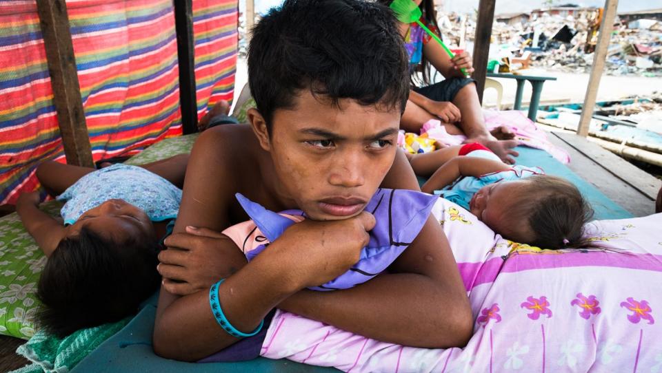 Aumenta la tensión y los traumas entre las víctimas tras el tifón en Filipinas