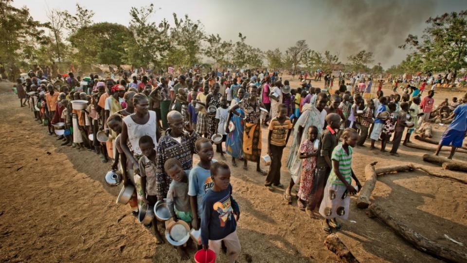 Mujeres y niños de Sudán del Sur huyen a Uganda 