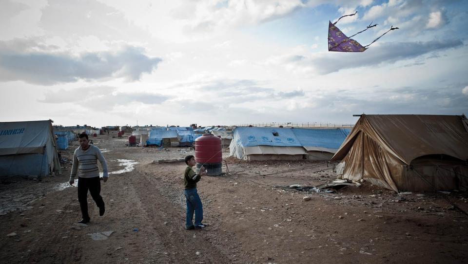 ACNUR comienza a trasladar a miles de refugiados sirios a un nuevo campo en Irak