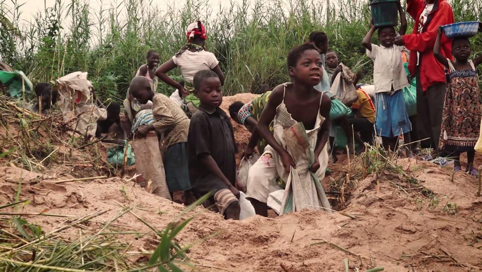 0’30€ por 25kg de arena: el sueldo de los niños obreros del Congo