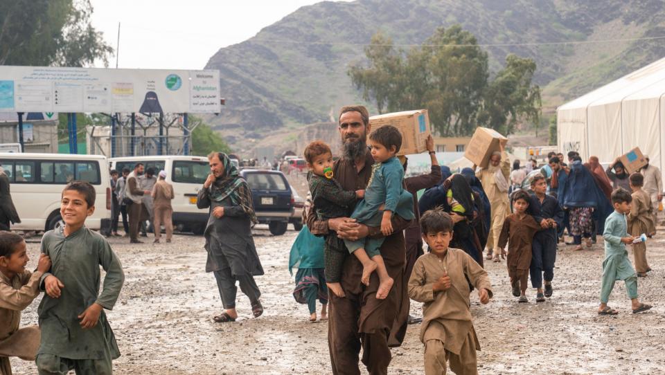 Cientos de miles de refugiados afganos obligados a regresar a su país desde Pakistán e Irán