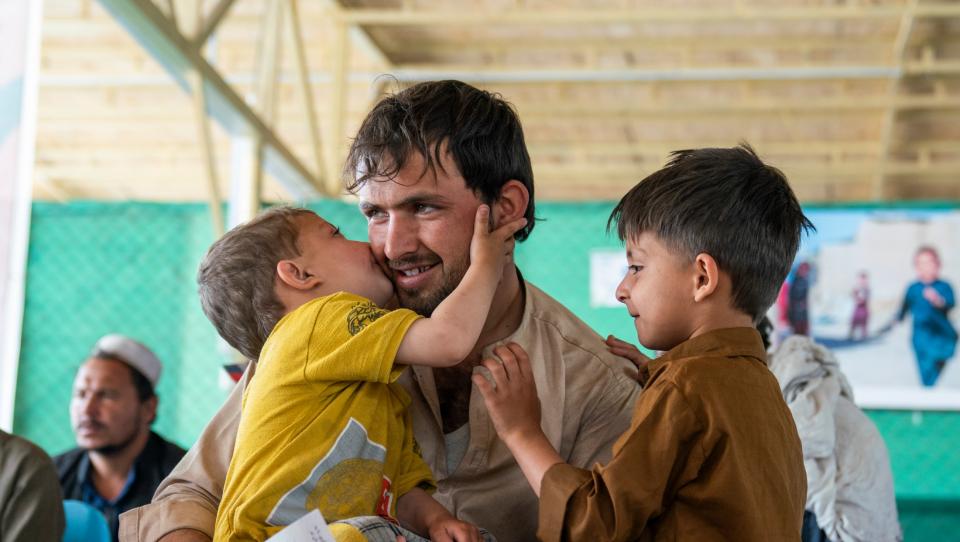 Cientos de miles de refugiados afganos obligados a regresar a su país desde Pakistán e Irán