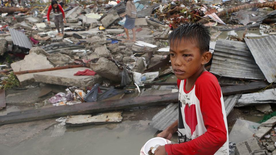 ACNUR envía por avión ayuda humanitaria a los supervivientes del tifón Haiyán en Filipinas
