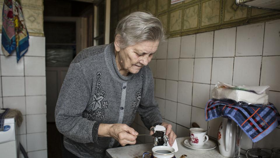 La gente mayor lucha por sobrevivir en Ucrania