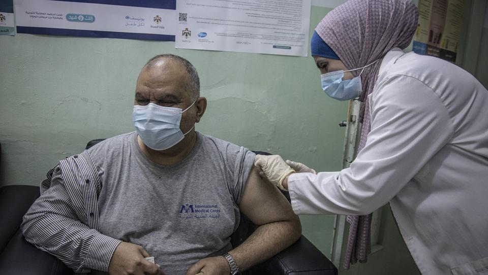 Primeras vacunaciones contra el COVID-19 en población refugiada