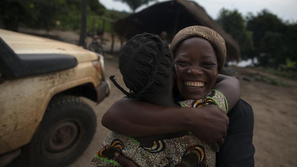 Dos mujeres africanas abrazadas