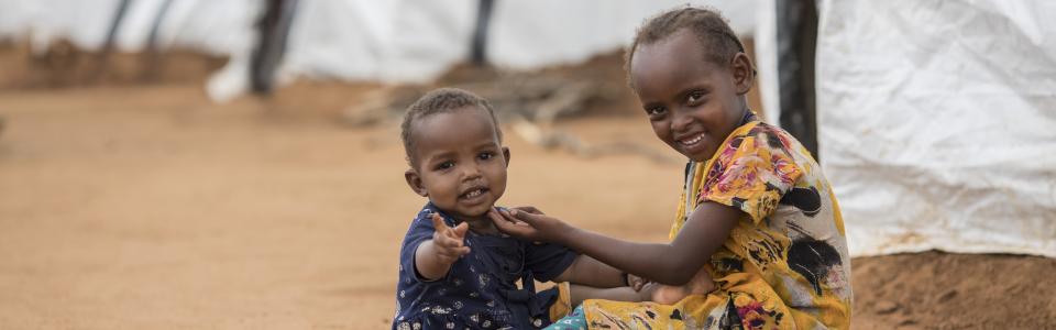 niños refugiados sonriendo