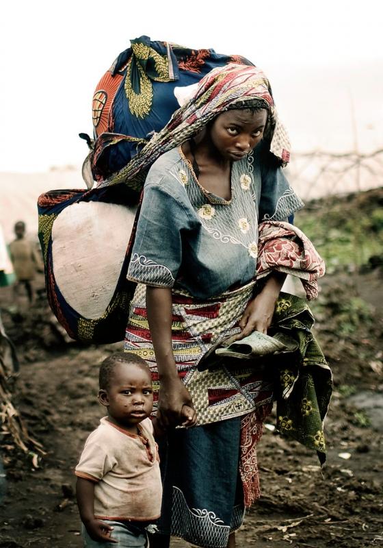 mujer congoleña con su hijo