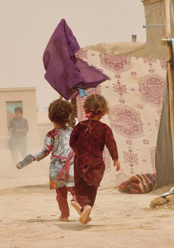 niñas afganas corriendo