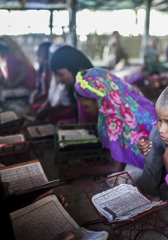 Donar libros a niños en Bangladesh
