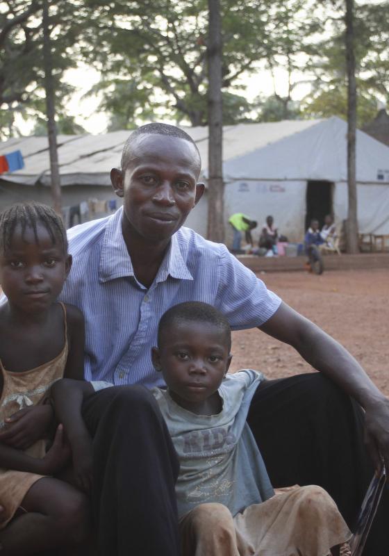 Familia africana refugiada en un campo de ACNUR