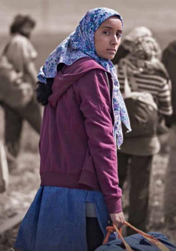 mujer refugiada huyendo