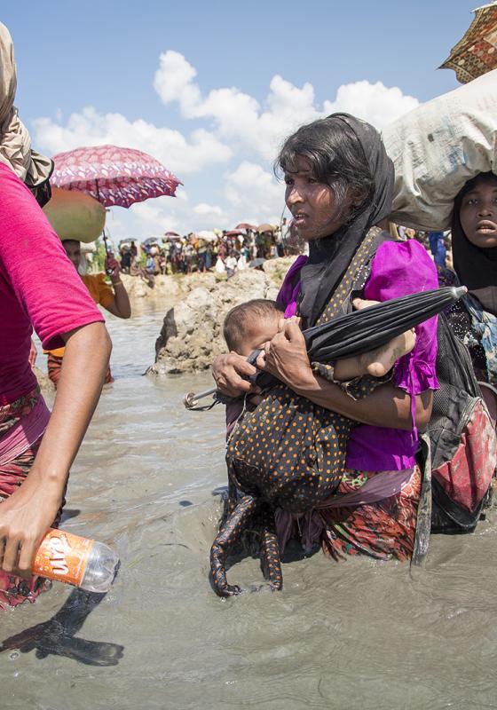 Mujeres rohingya huyendo