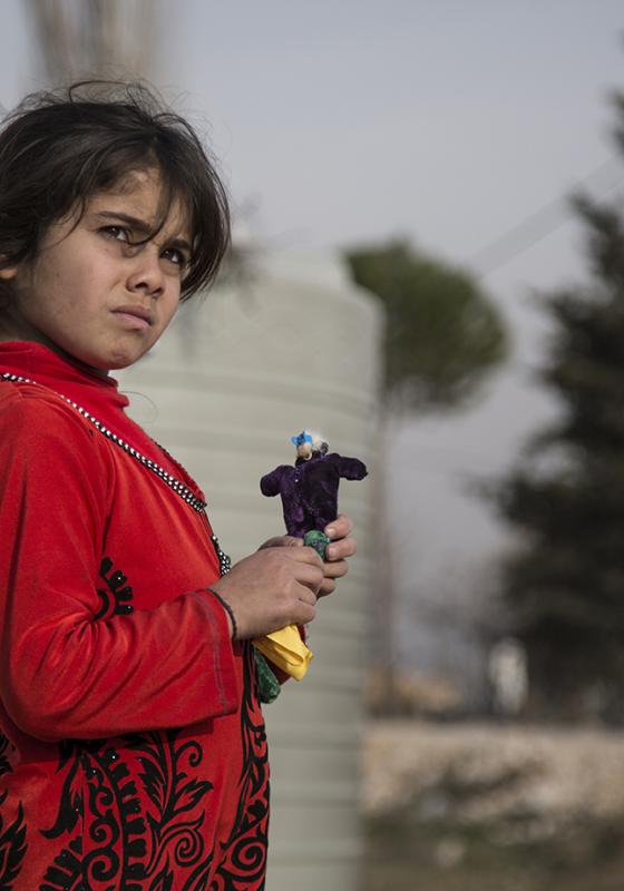 niña siria con su muñeca de trapo