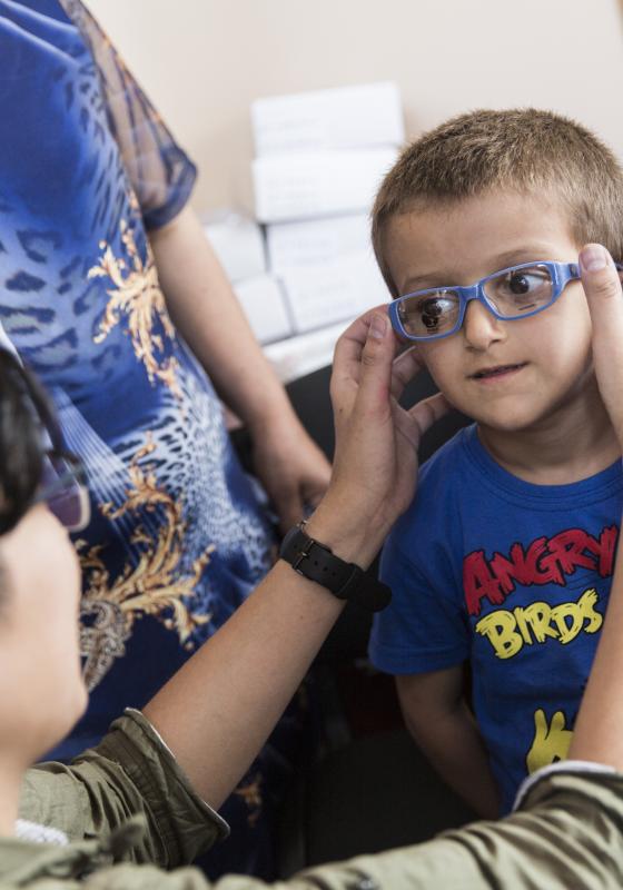 niño con gafas en Azerbaijan
